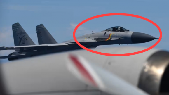 중국 J-15 전투기가 6월 8일 일본 P-3C 초계기에 비정상적으로 가까이 접근 비행했다. 일본 방위성 제공