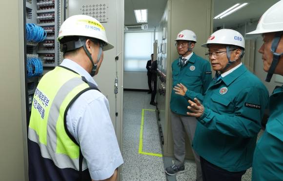 김동철(오른쪽) 한국전력 사장이 지난 11일 신의정부 변전소를 찾아 현장 점검을 하고 있다. 한전 제공