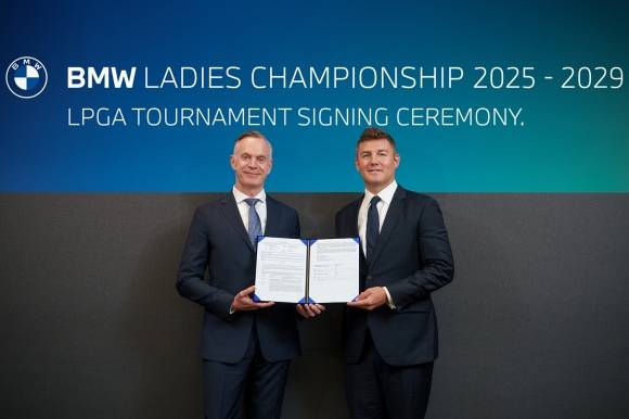 BMW코리아, 국내 유일의 LPGA 대회 개최 2029년까지 연장 - (서울=뉴스1) = BMW 코리아가 국내 유일의 미국여자프로골프(LPGA) 투어 정규대회인 ‘BMW 레이디스 챔피언십’에 대한 LPGA 투어 연장 계약 협약식을 진행하고 대회 개최를 2029년까지 연장 확정했다고 12일 밝혔다.  베른하르트 테리엣 BMW 그룹 코리아 부사장(왼쪽)과 크리스 매드슨 LPGA 아시아태평양 지사장이 협약식에서 기념 촬영을 하고 있다. (BMW코리아 제공. 재판매 및 DB 금지) 2025.6.12/뉴스1