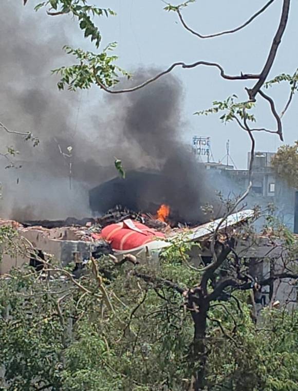 242명을 태운 에어인디아 여객기가 12일(현지시간) 인도 서부 구자라트주 아마다바드 공항 근처에서 추락했다. 사진은 추락한 사고 여객기 동체. 2025.6.12 엑스