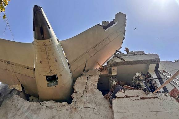 12일(현지시간) 인도 서부 구자라트주 아마다바드 소재 사르다르 발라브바이 파텔 국제공항에서는 승객 242명을 태운 인디아에어 AI171편 여객기가 이륙 직후 추락하는 사고가 발생했다. 사진은 이날 인도 중앙산업경찰(CISF)이 소셜미디어(SNS) 엑스에 게시한 사고 여객기 동체 모습. 2025.6.12 아마다바드 AFP 연합뉴스(CISF 제공)