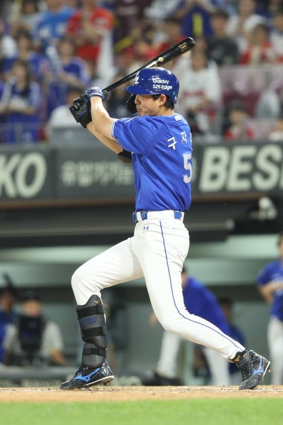 삼성 라이온즈 구자욱이 12일 광주 기아챔피언스필드에서 열린 2025 KBO리그 정규시즌 KIA 타이거즈와의 원정 경기에서 타격하고 있다. 삼성 라이온즈 제공