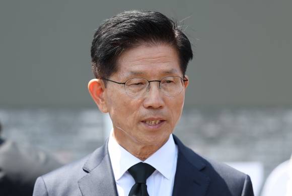 입장 밝히는 김문수 전 대선후보 - 국민의힘 김문수 전 대선후보가 6일 서울 동작구 국립서울현충원을 찾아 참배를 마친 후 입장을 밝히고 있다.  연합뉴스