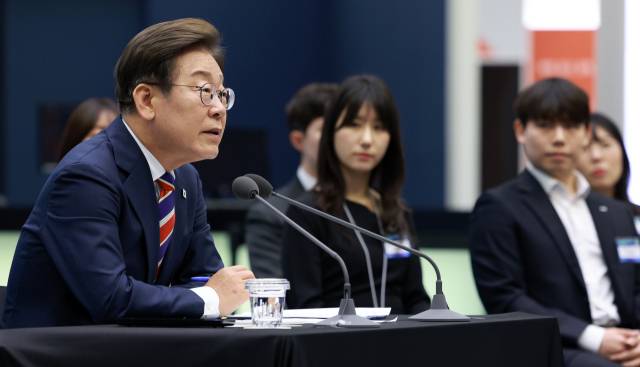 이재명 대통령이 11일 서울 영등포구 한국거래소에서 열린 주식시장 불공정거래 근절을 위한 현장 간담회에서 참석자 질문에 답하고 있다. 연합뉴스