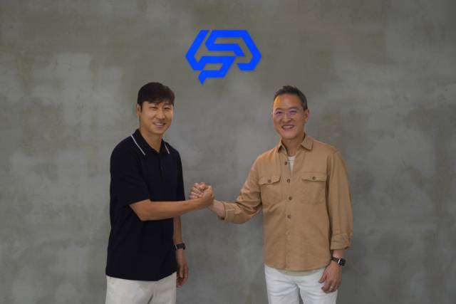 이근호(왼쪽)과 김평기 프레인스포츠 대표. 사진 제공=프레인스포츠