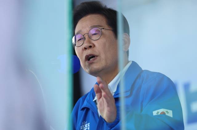 지난 21대 대선 당시 이재명 더불어민주당 대선 후보가 방탄유리에 둘러싸인 채 유세를 벌이고 있다. 연합뉴스