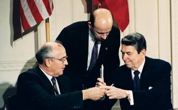 1987년 12월 8일 미국 워싱턴 백악관에서 열린 중거리핵전력(INF) 조약 서명식에서 레이건 대통령(오른쪽)과 미하일 고르바초프 소련 대통령이 펜을 교환하고 있다. 뉴시스