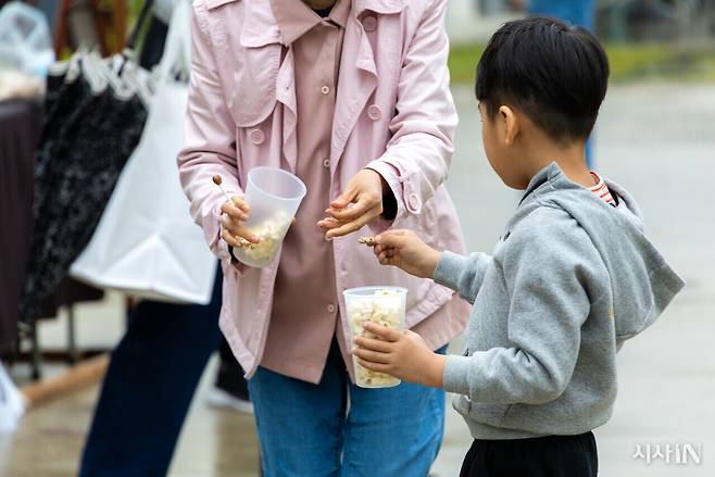 5월10일 청주시 ‘그린 페스티벌’에서 시민들이 다회용기를 사용하고 있다. ⓒ시사IN 신선영