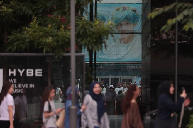 방탄소년단(BTS) 멤버 RM과 뷔의 전역일인 6월10일 서울 용산구 하이브 사옥을 찾은 국내외 아미(ARMY·BTS의 팬덤)들이 멤버들의 제대를 축하하고 있다. ⓒ연합뉴스