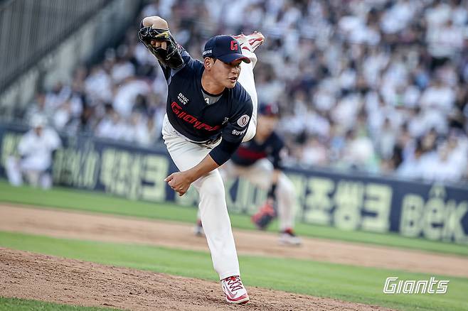 롯데 김진욱이 6일 잠실구장에서 열린 두산과 원정경기에 구원등판해 역투하고 있다. 사진제공｜롯데 자이언츠