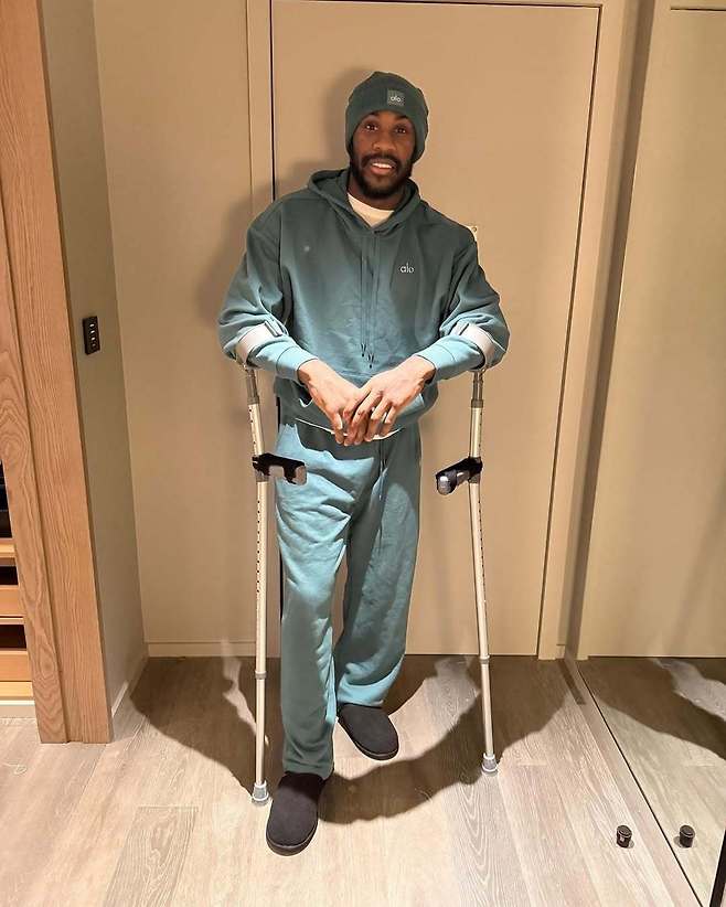 웨스트햄은&nbsp;이달&nbsp;30일 계약 만료를 앞둔 미카일 안토니오를 잉글랜드&nbsp;프리미어리그(EPL)&nbsp;자유계약(FA) 선수로 기재했지만, 실제 거취에 대한 공식 결정은 내리지 않았다. 지난해 12월 교통사고 이후 목발을 짚은 안토니오. 사진출처｜미카일 안토니오 인스타그램