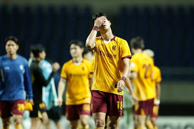 한국프로축구연맹은 12일 제4차 상벌위원회를 열고 광주 구단에 제재금 1000만 원과 선수&nbsp;영입 금지 1년 징계를 부과했다. 사진제공｜한국프로축구연맹