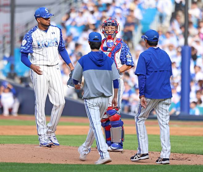 삼성 선발 투수 대니 레예스(왼쪽)가 지난 7일 대구삼성라이온즈파크에서 열린 NC와 경기 중 마운드를 내려오고 있다. 삼성 라이온즈 제공