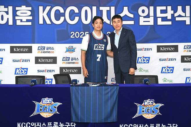 부산 KCC 입단식에서 사진 촬영하는 허훈과 이상민 감독. KBL 제공