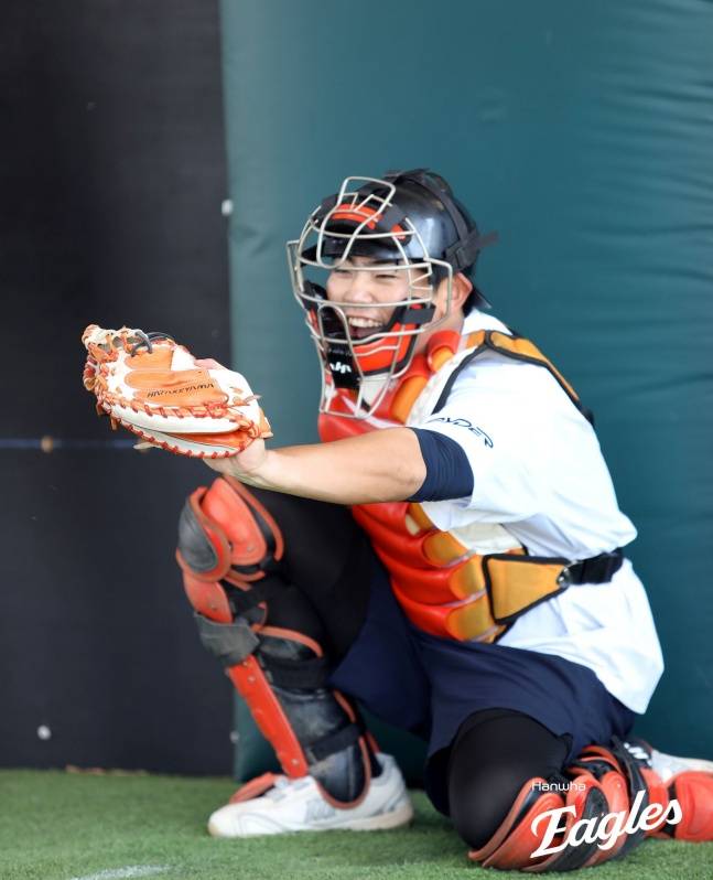 한화 허인서가 최근 호주 멜버른에서 열린 2025 1차 스프링캠프에서 공을 받으며 환하게 웃고 있다. /사진=한화 이글스 제공