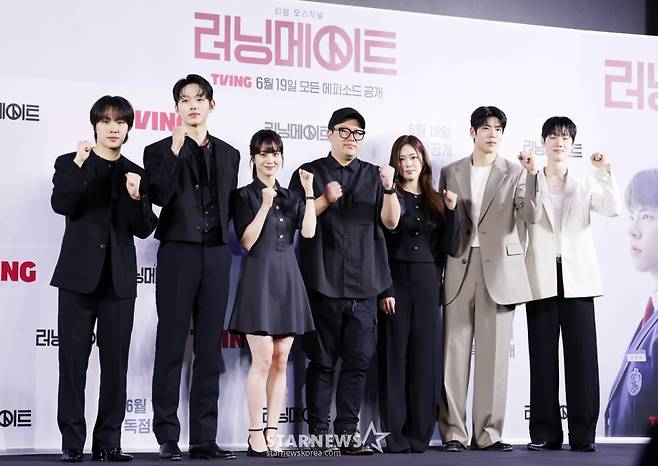 배우 윤현수, 이정식, 홍화연, 한진원 감독, 김지우, 최우성, 이봉준이 12일 서울 마포구 스탠포드호텔에서 진행된 티빙 오리지널 드라마 '러닝메이트' 제작발표회에 참석해 포즈를 취하고 있다. /2025.06.12 /사진=김휘선 hwijpg@