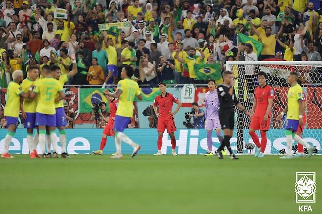 지난 2022년 12월 카타르 도하에서 열린 브라질과의 2022 국제축구연맹(FIFA) 카타르 월드컵 16강에서 실점을 허용한 뒤 아쉬워하고 있는 대한민국 축구 대표팀 선수들. /사진=대한축구협회 제공