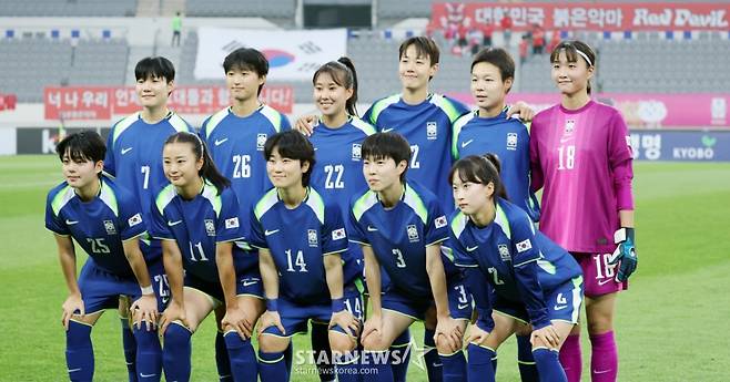 여자대표팀 전유경 등 선발선수들이 2일 용인미르종합운동장에서 열린 국가대표평가전 대한민국과 콜롬비아의 경기에 앞서 기념촬영을 하고 있다. /사진=강영조 선임기자