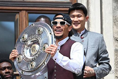 바이에른 뮌헨이 거액을 투자했던 공격수 르로이 사네의 이적료 회수에 실패했다. 재계약에도 실패하며 공짜로 떠나보냈다.&nbsp;  갈라타사라이가 12일(한국시간) 공식 홈페이지를 통해 구단이 르로이 사네와 협상을 시작했다고 발표했다.&nbsp;연합뉴스