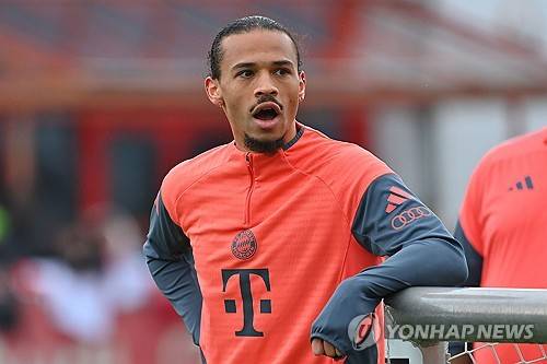 바이에른 뮌헨이 거액을 투자했던 공격수 르로이 사네의 이적료 회수에 실패했다. 재계약에도 실패하며 공짜로 떠나보냈다.&nbsp;  갈라타사라이가 12일(한국시간) 공식 홈페이지를 통해 구단이 르로이 사네와 협상을 시작했다고 발표했다.&nbsp;연합뉴스