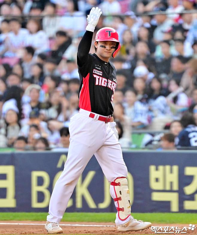 KIA 타이거즈 내야수 윤도현이 올해 정규시즌 경기에 출전해 세리머니하고 있다. 윤도현은 손가락 골절로 12일 엔트리에서 말소됐다. 엑스포츠뉴스 DB