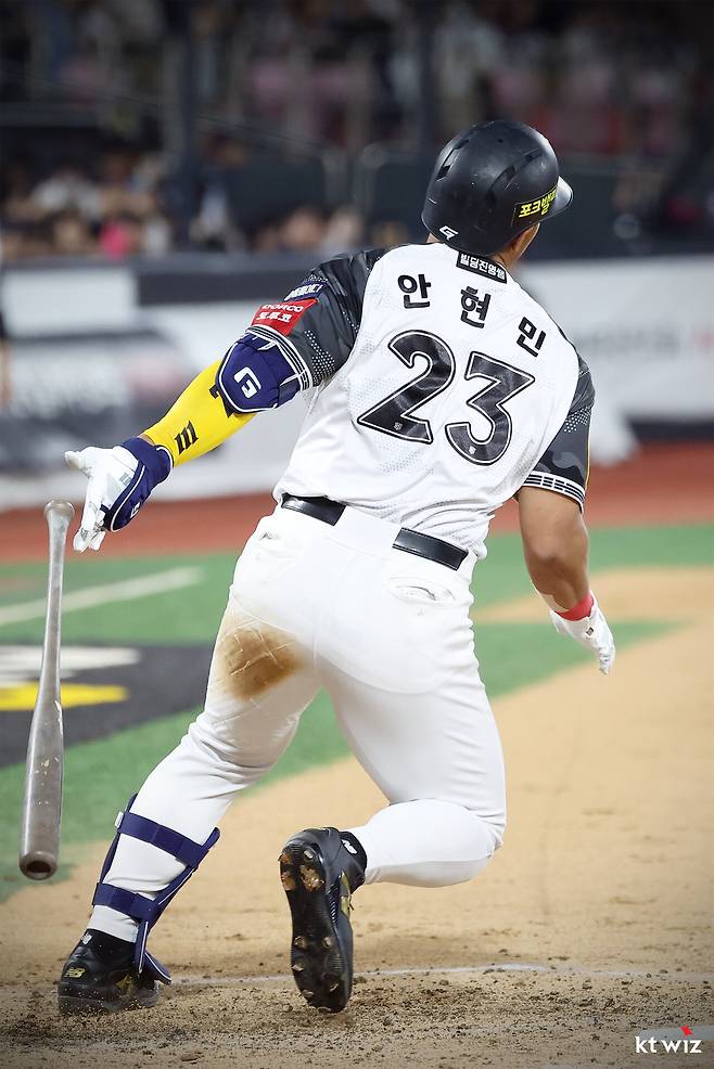 12일 수원 케이티위즈파크에서 열린 '2025 신한 SOL Bank KBO리그' 롯데 자이언츠와 KT 위즈의 경기, 3번 지명타자로 선발 출전한 KT 안현민이 롯데 김진욱을 상대로 연타석 홈런을 기록했다. kt wiz