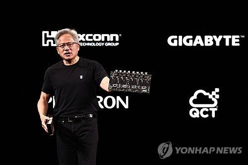 젠슨 황 엔비디아 CEO (파리 AFP=연합뉴스) 엔비디아 젠슨 황 CEO가 11일(현지시간) 프랑스 파리에서 열린 스타트업 박람회 '비바테크놀로지'에서 연설하고 있다. 2025.06.11.