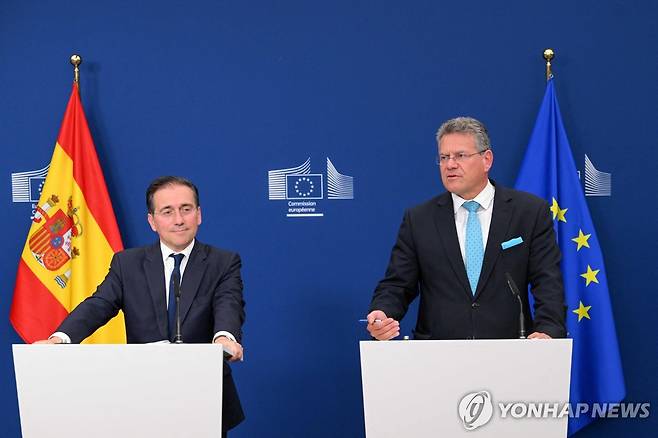 공동 기자회견하는 스페인 외무와 EU 집행위원 (브뤼셀 AFP=연합뉴스) 호세 마누엘 알바레스 스페인 외무장관(좌)과 마로시 셰프초비치 EU 무역·경제안보 집행위원이 11일(현지시간) 벨기에 브뤼셀에서 EU-영국 지브롤터 협정 타결을 발표하고 있다. 2025.6.11 photo@yna.co.kr [재판매 및 DB 금지]