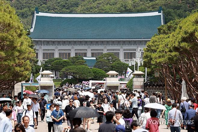 청와대 찾은 관람객들 (서울=연합뉴스) 신현우 기자 = 지난 8일 서울 종로구 청와대가 관람객으로 붐비고 있다. 2025.6.12 nowwego@yna.co.kr