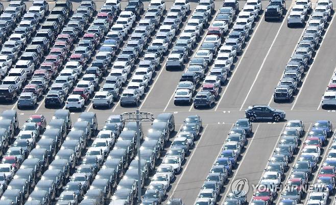 현대차 울산공장 선적부두 옆 야적장 [연합뉴스 자료사진]