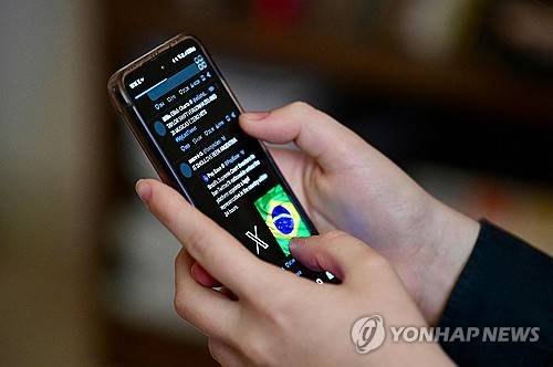 브라질리아에서 엑스 게시물 살피는 사용자 [AFP 연합뉴스 자료사진. 재판매 및 DB 금지]