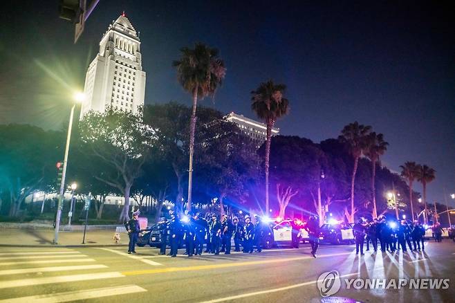 지난 10일 통행금지령이 내려진 LA 시청 일대 [로스앤젤레스 AFP=연합뉴스. 재판매 및 DB 금지]