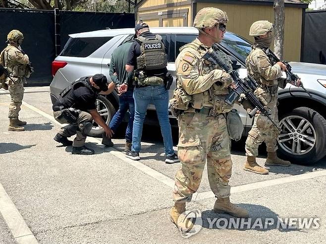 미 국토안보부 이민세관단속국(ICE)이 엑스에 올린 불법이민자 체포 사진   [로스앤젤레스 로이터=연합뉴스/@ICEgov X 제공. 재판매 및 DB 금지]