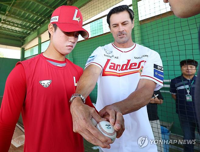 볼 그립 코칭 하는 콜 해멀스 (인천=연합뉴스) 임순석 기자 = 11일 인천 강화군 SSG 퓨처스필드에서 열린 SSG 퓨처스 선수단 'MLB 레전드 멘토링 데이' 에서  메이저리그에서 투수로 활약한 콜 해멀스가 퓨처스 투수에게 볼 그립에 대해 코칭하고 있다. 2025.6.11 soonseok02@yna.co.kr