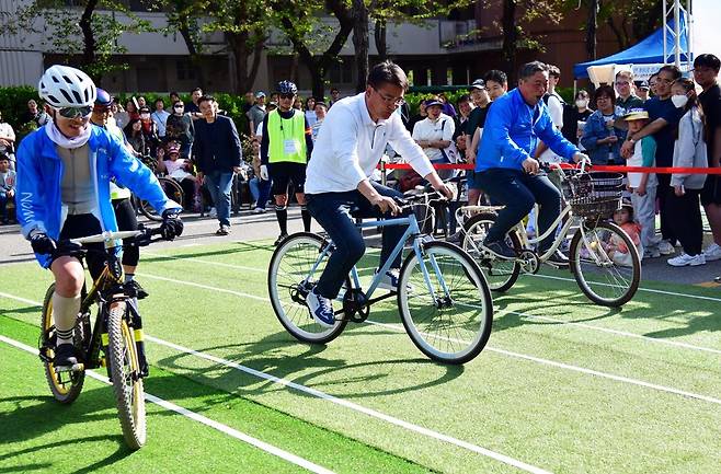 지난해 거북이 자전거대회에 참가한 오승록 노원구청장(가운데) [노원구 제공. 재판매 및 DB 금지]