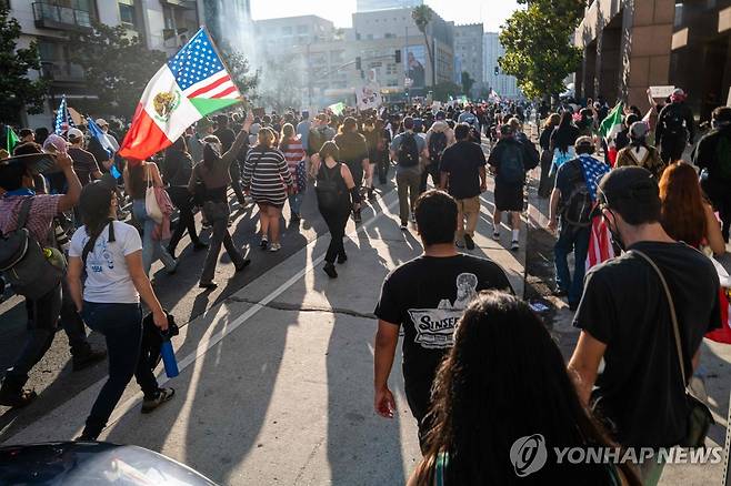 로스앤젤레스 시내의 불법 체류자 단속 항의 시위대 [AFP 연합뉴스 자료사진]