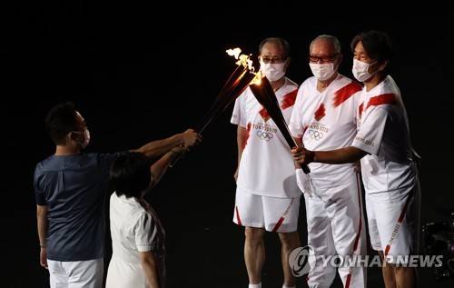 [올림픽] 성화 전달하는 전직 프로야구 감독, 선수   (도쿄=연합뉴스) 윤동진 기자 = 23일 일본 도쿄 신주쿠 국립경기장에서 열린 2020 도쿄올림픽 개막식에서 일본 프로야구 감독 및 선수 출신인 오 사다하루(왼쪽부터), 나가시마 시게오, 마쓰이 히데키가 코로나19 치료를 담당하는 의사 및 간호사에게 성화를 전달하고 있다. 2021.7.23
   photo@yna.co.kr
(끝)