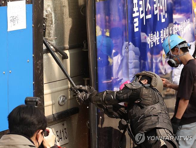 파면 선고에 차량 부수는 윤 대통령 지지자 (서울=연합뉴스) 이진욱 기자 = 지난 4월 4일 서울 종로구 헌법재판소 인근에서 윤석열 대통령 지지 집회 참가자 중 한 명이 헌재의 윤 대통령 파면 결정에 경찰이 세운 가벽 사이로 보이는 차량을 부수고 있다.  2025.4.4 cityboy@yna.co.kr
