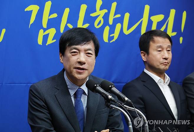 발언하는 민주당 이성윤 의원 (전주=연합뉴스) 임채두 기자 = 더불어민주당 이성윤 의원이 7일 전북특별자치도의회에서 열린 '전북 국회의원 합동 기자회견'에서 발언하고 있다. 2025.4.7 doo@yna.co.kr