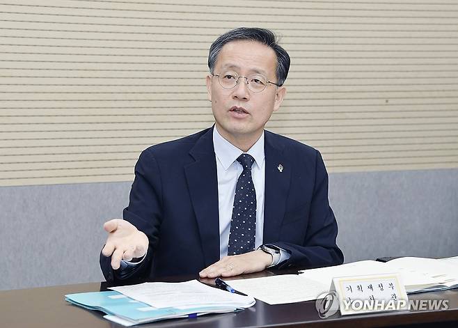 제47차 물가관계차관회의 (서울=연합뉴스) 이형일 기획재정부 1차관이 12일 정부세종청사에서 열린 '제47차 물가관계차관회의'를 주재하고 있다. 2025.6.12 [기획재정부 제공. 재판매 및 DB 금지] photo@yna.co.kr