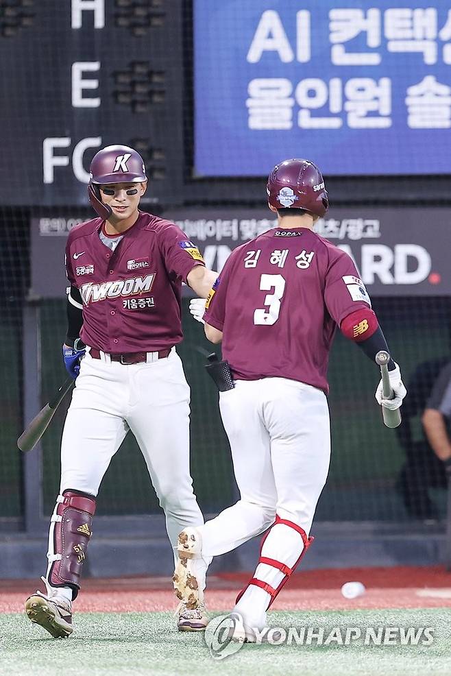 김혜성 솔로 홈런 (수원=연합뉴스) 신현우 기자 = 17일 경기도 수원케이티위즈파크에서 열린 2022 프로야구 KBO리그 키움 히어로즈와 kt wiz의 경기. 3회초 2사 키움 김혜성이 솔로 홈런을 쳐낸 뒤 이정후에게 축하받고 있다. 2022.8.17 nowwego@yna.co.kr