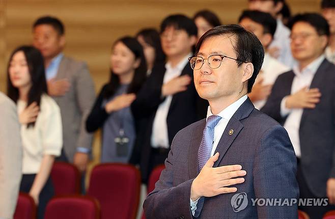 국기에 경례하는 여한구 신임 통상교섭본부장 (세종=연합뉴스) 배재만 기자 = 산업통상자원부 여한구 신임 통상교섭본부장이 12일 정부세종청사 산업통상자원부 강당에서 열린 취임식에서 국기에 경례하고 있다. 2025.6.12 scoop@yna.co.kr