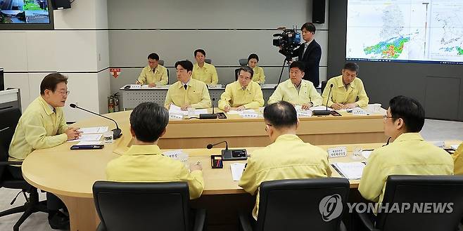 이재명 대통령, 장마 대비 현장 점검 (서울=연합뉴스) 홍해인 기자 = 이재명 대통령이 12일 서울 서초구 한강홍수통제소에서 수해(장마) 대비 현장 점검 회의를 주재하고 있다. 2025.6.12 hihong@yna.co.kr