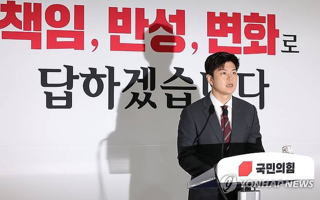 김용태 비대위원장 "헌법파괴 검찰해체4법 즉각 철회하라" (서울=연합뉴스) 김주형 기자 = 국민의힘 김용태 비상대책위원장이 12일 국회에서 '검찰 해체 4법' 관련 입장 발표를 하고 있다. 2025.6.12 kjhpress@yna.co.kr