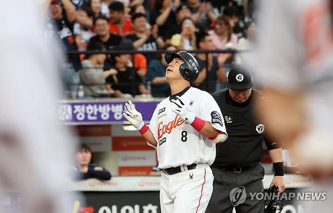 2점 뽑아낸 한화 (대전=연합뉴스) 김준범 기자 = 12일 대전 한화생명볼파크에서 열린 2025 신한 SOL 뱅크 KBO리그 두산 베어스와 한화 이글스의 경기. 1회말 2사 1루 때 2점 홈런을 쳐낸 한화 노시환이 득점하고 있다. 2025.6.12 psykims@yna.co.kr