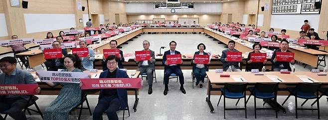 ▲ 13일 인천시청 대회의실에서 열린 '시민소통네트워크 상반기 소통 간담회'에서 유정복 시장이 참석자들과 기념촬영을 하고 있다. /사진제공=인천시