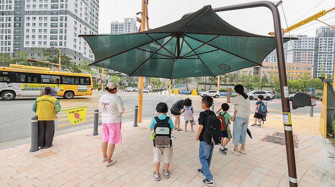 과천시가 지식정보타운 일대에 설치한 고정형 접이식 그늘막. 사진=과천시