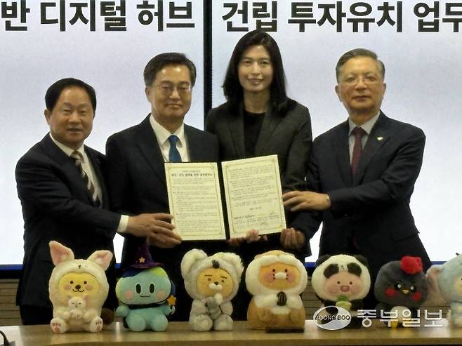 김동연 경기도지사가 13일 경기도청에서 'AI 기반 디지털 허브 건립 투자협약'을 마치고 정신아 ㈜카카오 대표, 주광덕 남양주시장, 이한준 한국토지주택공사(LH) 사장과 기념촬영을 하고 있다. 이지은기자