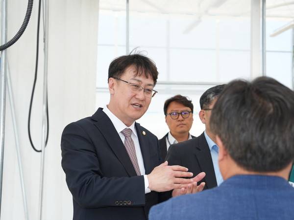 &nbsp;민원 현장을 찾은 한승희 의장이 주민들과 대화하고 있다.