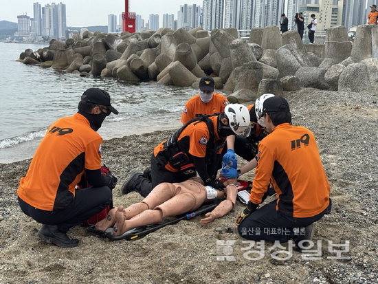▲ 12일 울산 북구 신명방파제 일원에서 여름철 수난사고에 대비한 합동훈련이 진행됐다. 구조대원들이 구조된 인명구조마네킹에 CPR을 하고 있다.